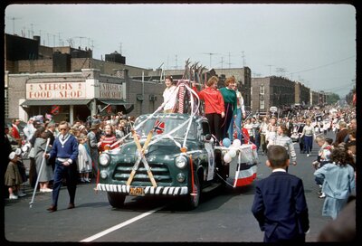 17. mai-feiring på Lapskaus Boulevard i New York, med parade, pyntet bil med norsk flagg.