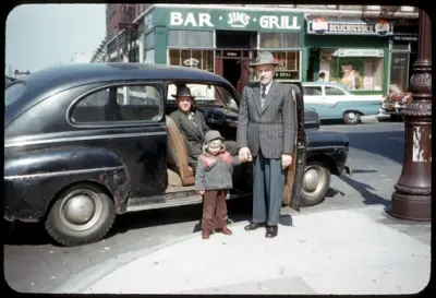 Tre generasjoner nordmenn ved bil på Lapskaus Boulevard i New York.