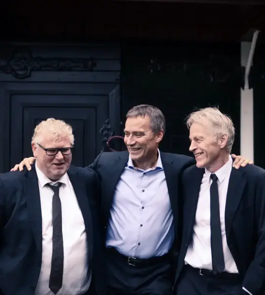 Foto av bandet Gutta på Skauen som smiler og ler. 