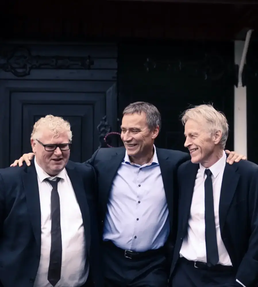 Foto av bandet Gutta på Skauen som smiler og ler. 