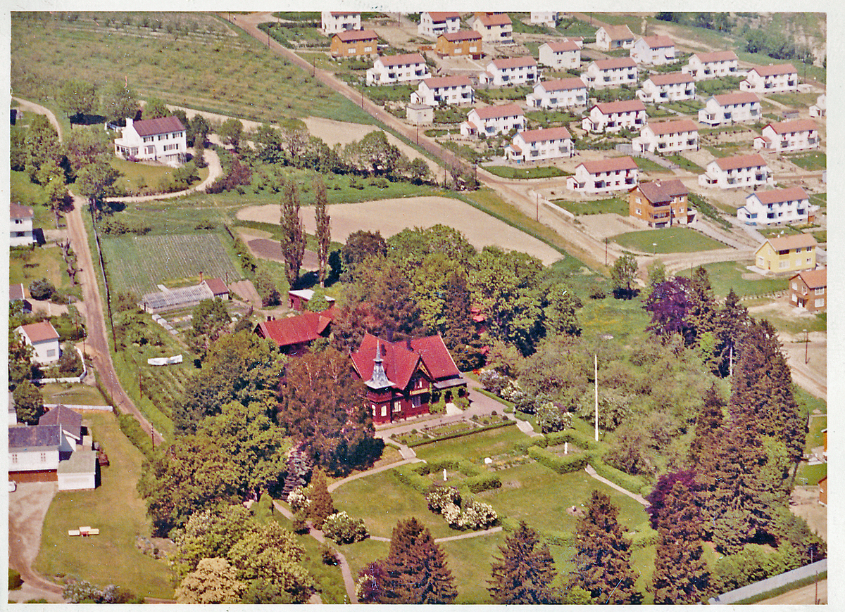 Det staslige huset på Nøste i Lier ble revet i 1981. Det enorme trehuset var en fin stilmiks mellom sveitser- og dragestil...Huset ble bygget av Georges E. Lorenzen i 1886. Foruten hovedhuset besto øvrig bygningsmasse av ladebygning, et vognskur og en stor uthusbygning. Georg Lorentzens datter, Ingrid tok over Ekeli i 1906, sammen med sin mann skipsreder Einar Bruusgaard (1877-1958). Men fra 1969 bodde ikke lenger familien i huset...Husets hage ble omtalt i boka «Norske hager i tusen år» av professor Magne Bruun.