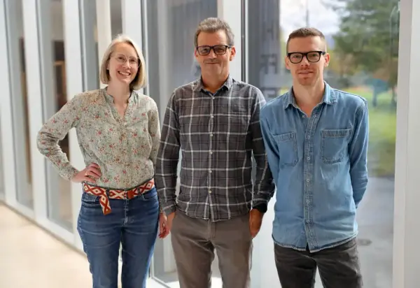 Gruppebilde. Frå venstre førsteamanuensis Randi Neteland, professor Stig J. Helset og professor Tor Arne Haugen. 