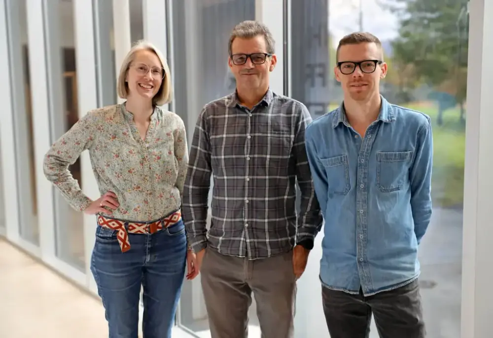 Gruppebilde. Frå venstre førsteamanuensis Randi Neteland, professor Stig J. Helset og professor Tor Arne Haugen. 