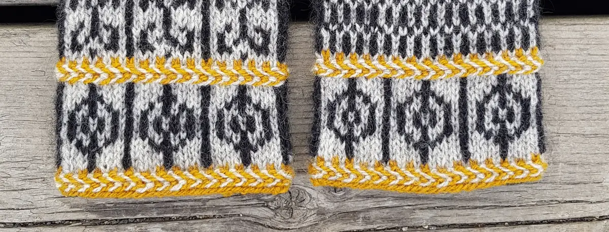 Lettiska flätor på ett par vantar