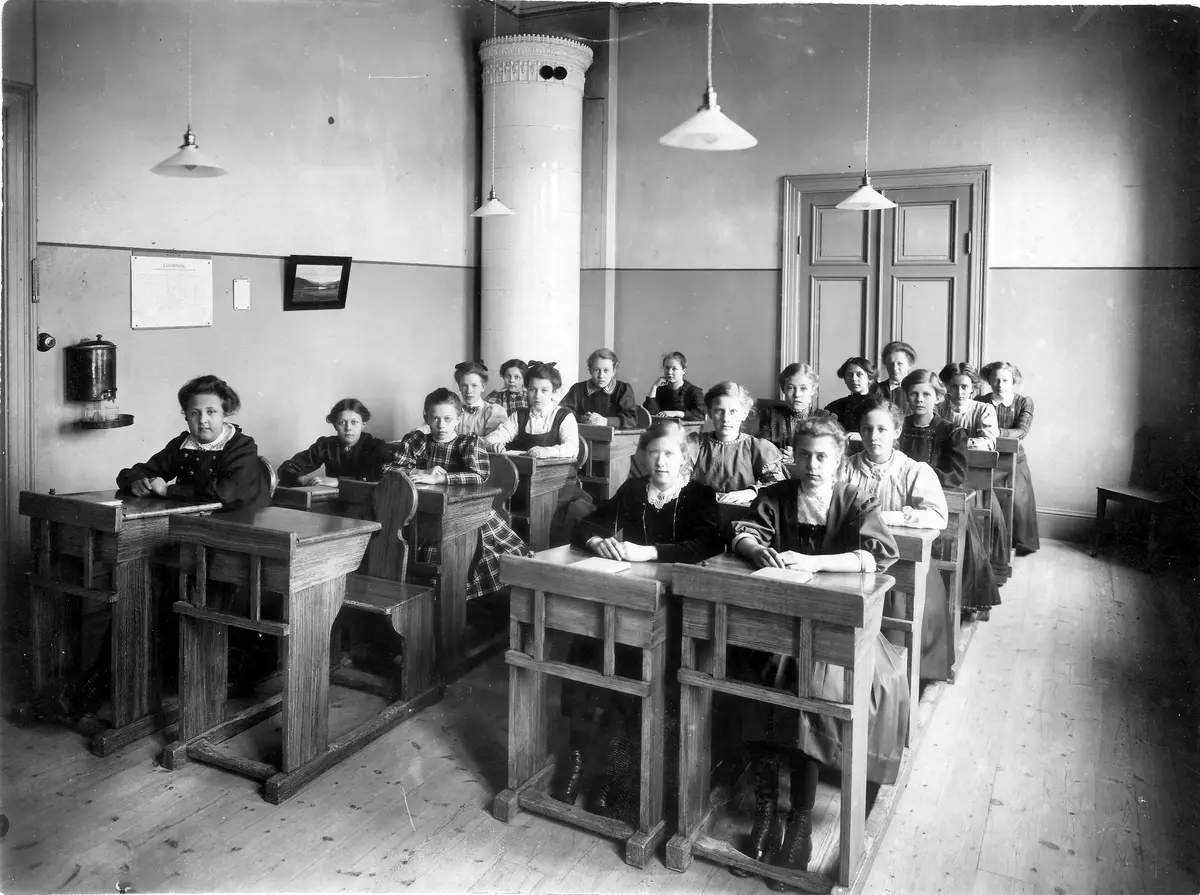 Flickskolans klass IV våren 1910 i sitt klassrum