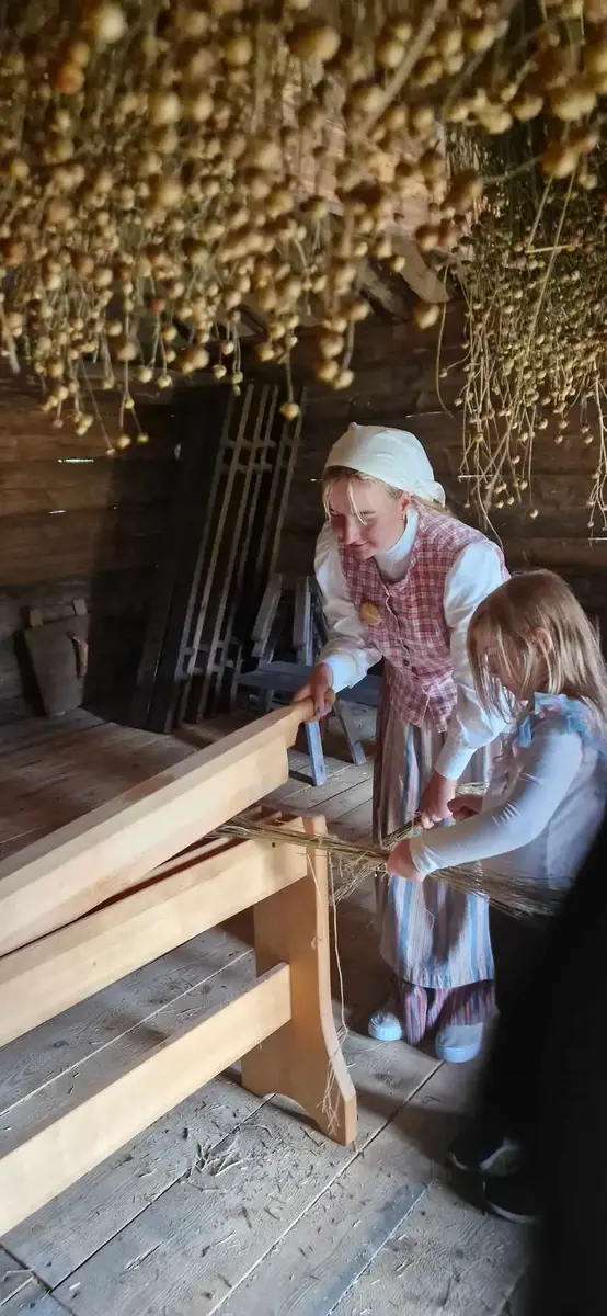 Barn bråkar lin med handledning av vuxen