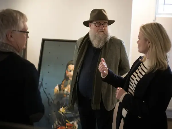 Kunstner Håkon Gullvåg i samtale med konservatorene Marie Fongaard Seim og Geir Thomas Risåsen fra Stiftelsen Norsk Folkemuseum.