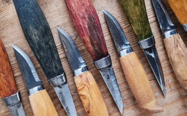 knivar placerade i rad på bordsskiva