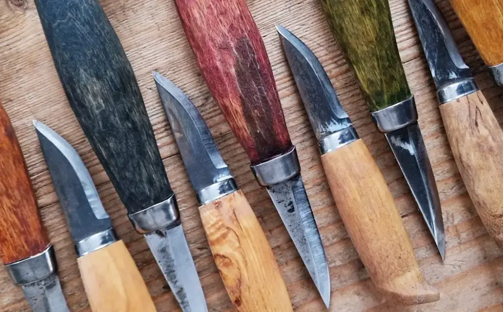 knivar placerade i rad på bordsskiva