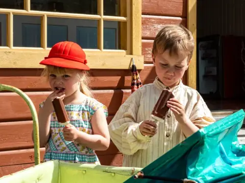 To barn som spiser is 