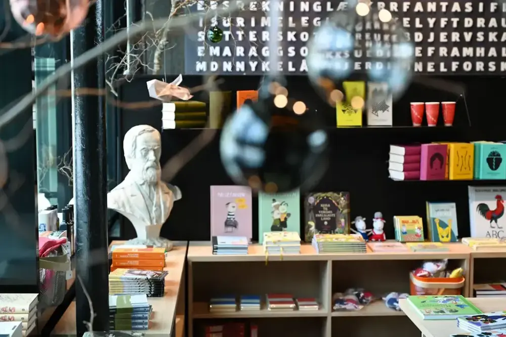 Museumsbutikken på Vinjesenteret med bøker og andre varer i hyller og på bord