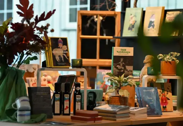 Museumsbutikken på Vinjesenteret med eit utval varer