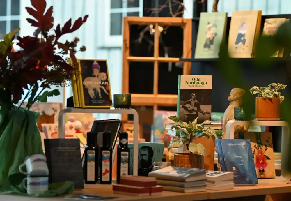 Museumsbutikken på Vinjesenteret med eit utval varer