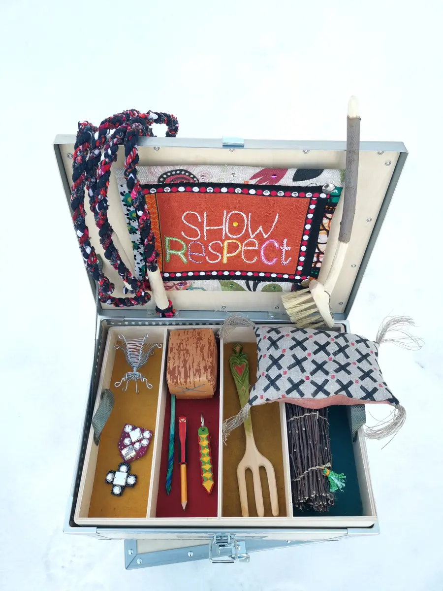 Öppen låda innehållande slöjdföremål