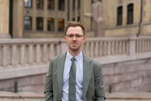 Emil André Erstad i dress utanfor Stortinget