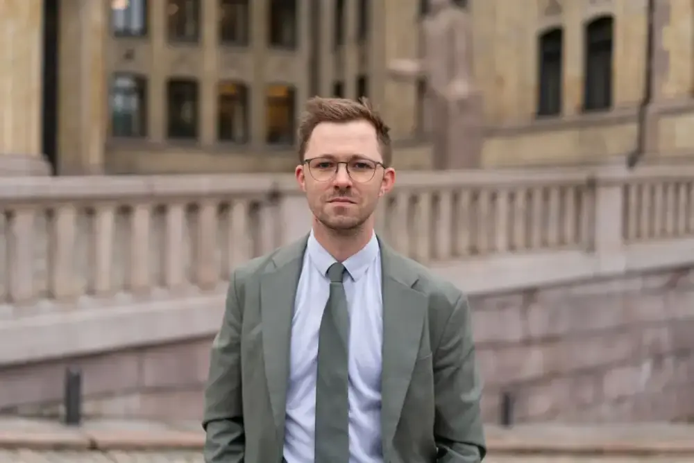 Emil André Erstad i dress utanfor Stortinget