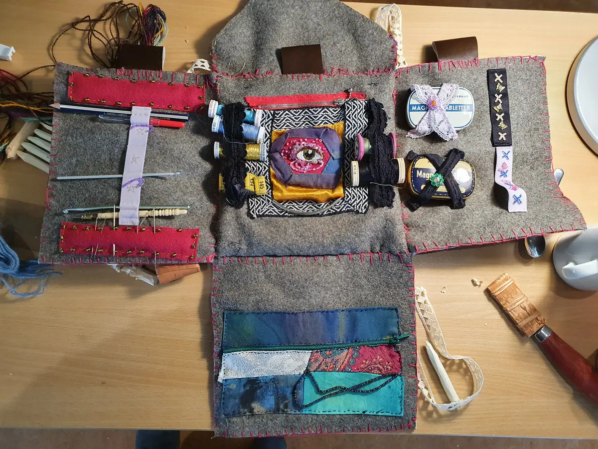 Mashma med ett broderat öga i mitten