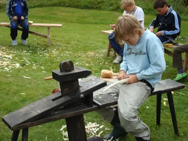 Pojke täljer sittandes på en täljhäst