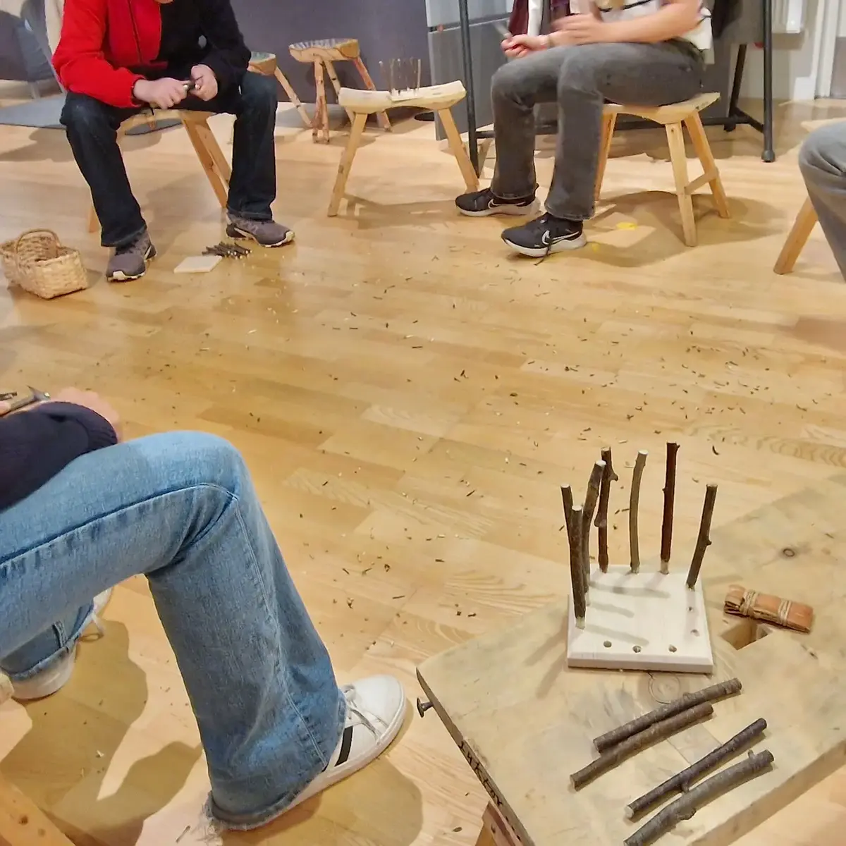 Barn täljer ståndare till korgflätning