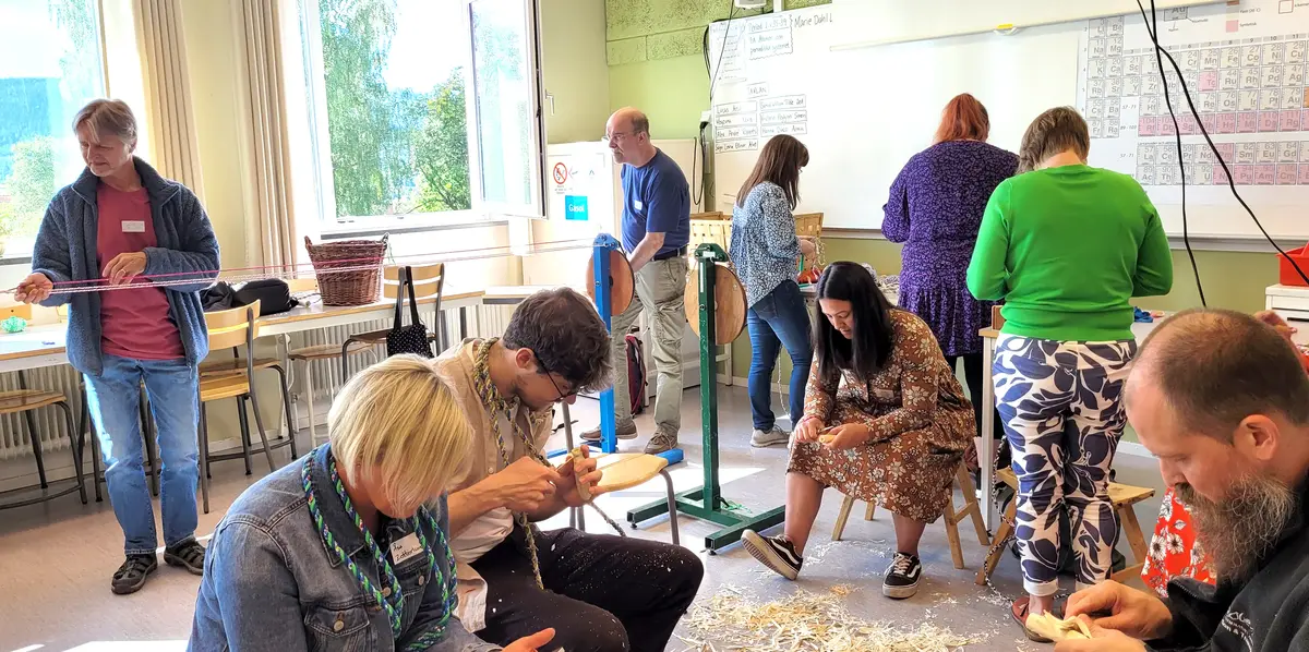 Lärare slöjdar hopprep i klassrum