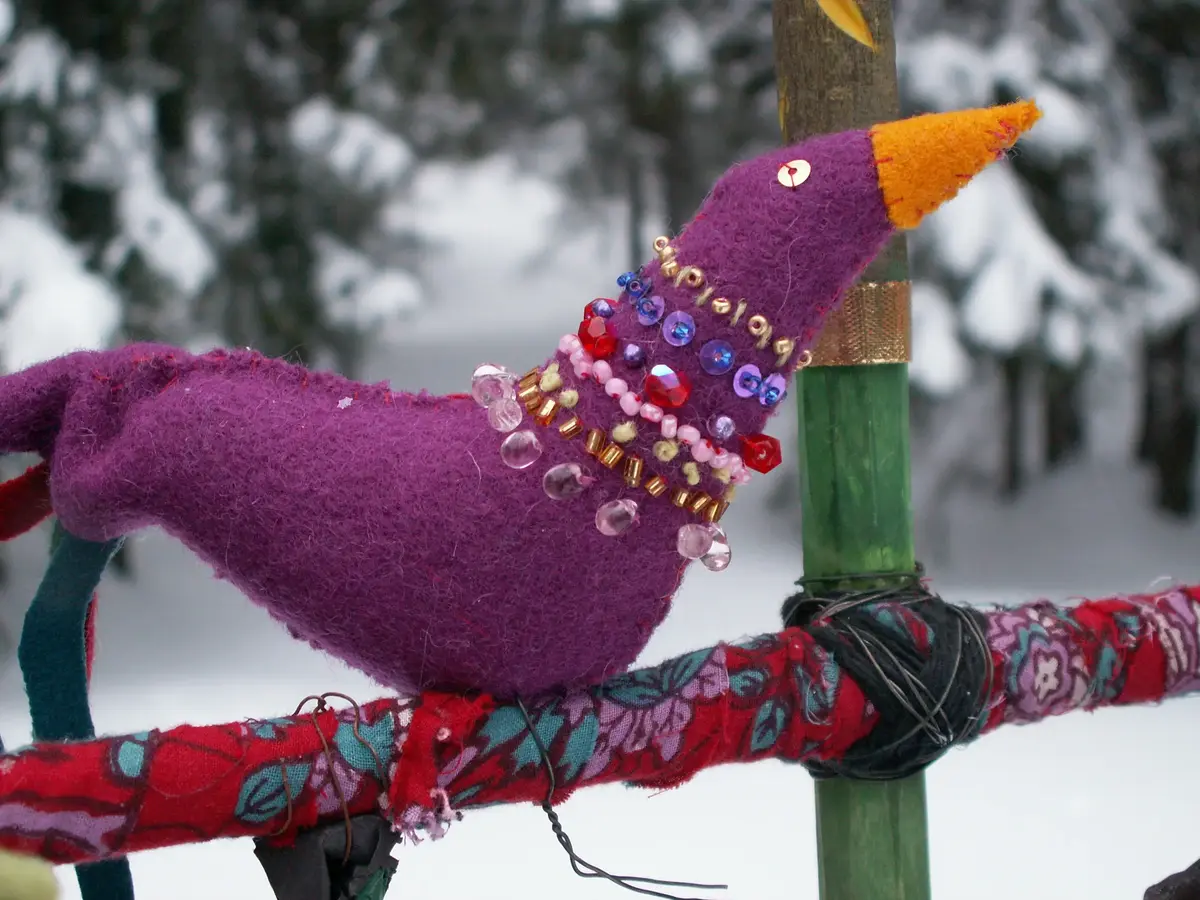 Slöjdad fågel av kläde med brodyr och pärlor