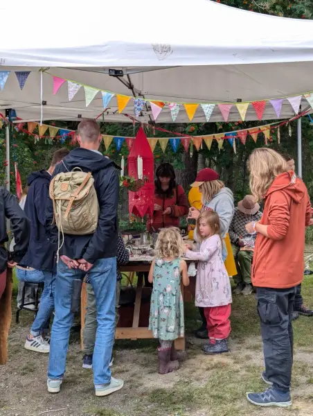 Slöjdande på Urkultfestivalen