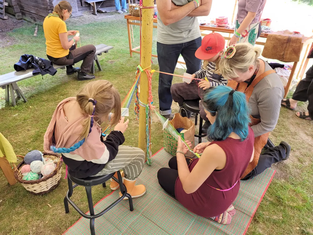 Bandvävning på urkultsfestivalen
