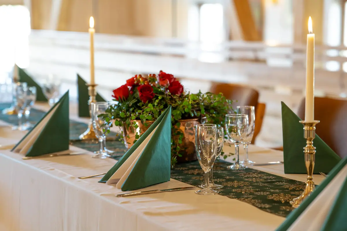 Et oppdekket bord på låven på Fossesholm