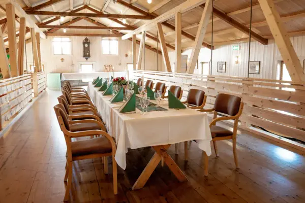 Et oppdekket bord på låven på Fossesholm