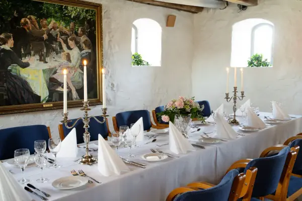 Festdekket bord i Steinfjøset på Fossesholm