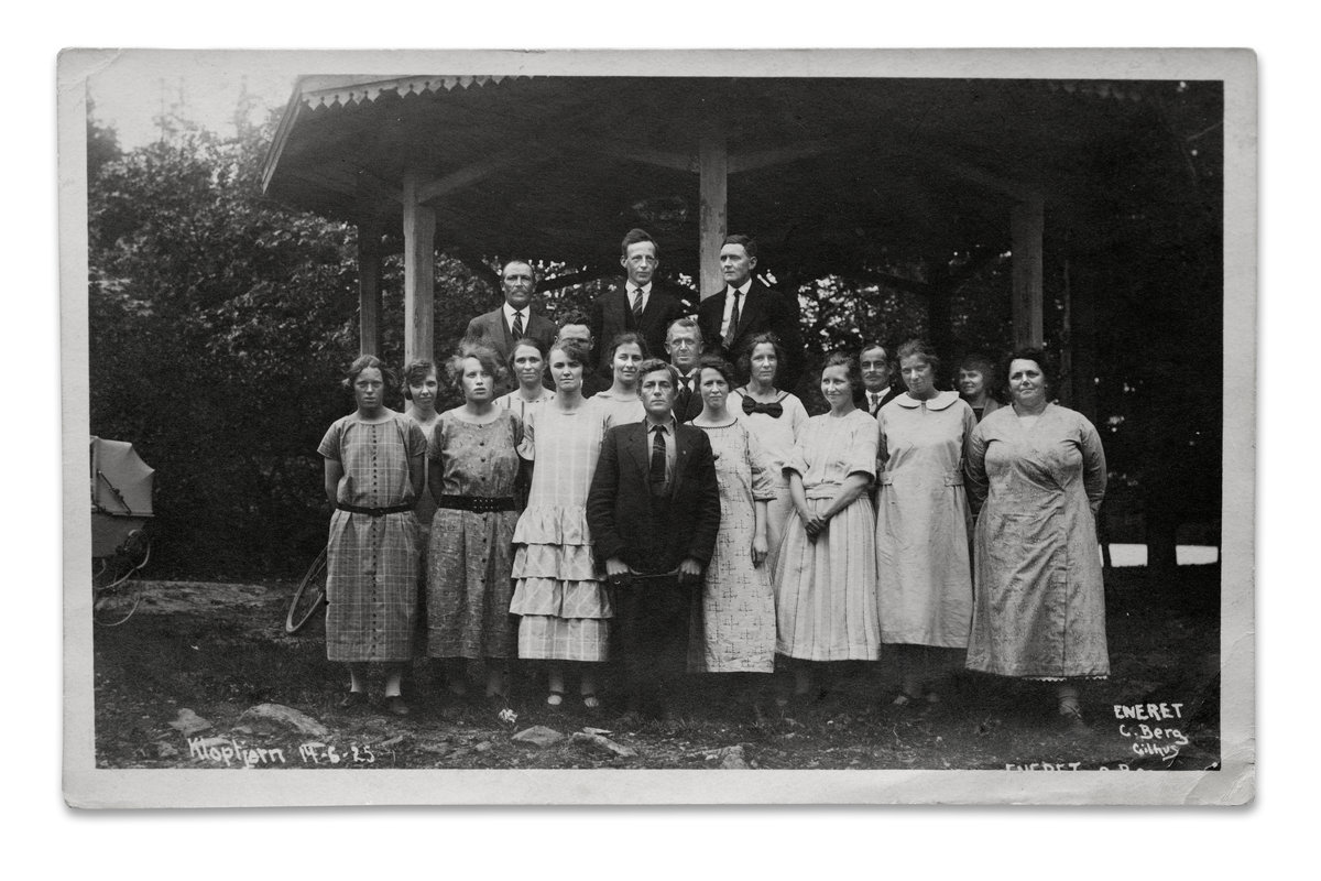 Lierstranden Vels Sangkor ved musikkpaviljongen nær Kloptjern i 1926. Bildet er tatt to år etter stiftelsen. Foran første rekke står dirigenten, Jacob Jacobsen, som ledet koret i årene 1924 – 1927. Etter ham fulgte Peter Thorkildsen. På samme tid fikk koret nytt navn oppkalt etter den nye dirigenten. Det ble beholdt til 1930 da navnet ble endret til Sangkoret Rytmen.