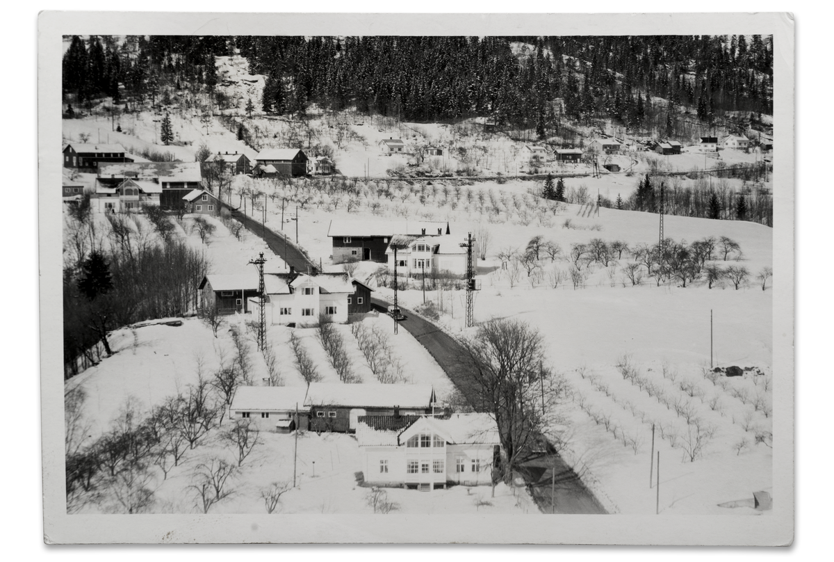 Motiv fra Egge ca. 1960. Midt i bildet ligger Egge-gårder. Vestsideveien fortsetter videre opp mot Torstad-gårdene. På toppen ser vi at den svinger videre inn mot høyre.