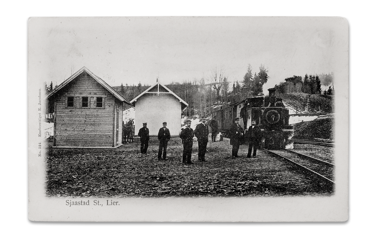 Sjåstad stasjon 1907. Stasjonshuset bakerst med kontor, rom for oppbevaring av gods og et åpent venterom. Det andre huset inneholdt utedoer.