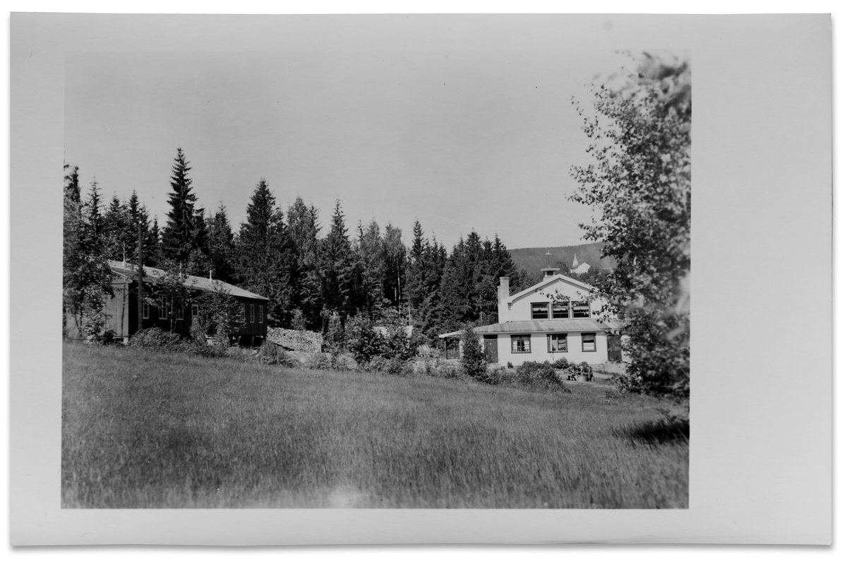 Forsamlingshuset Sylling Arbeiderlokale i «Lokalgata» ca. 1945. Huset er bygd i 1934/36 etter at det gamle arbeiderlokalet brant i 1933. Fester og kino forbindes med begge bygningene. Brakka til venstre er fra den andre verdenskrig og ga plass for Arbeidstjenesten. «Arbeider’n» ble senere brukt av Heimevernet, kjent som HV-huset.
