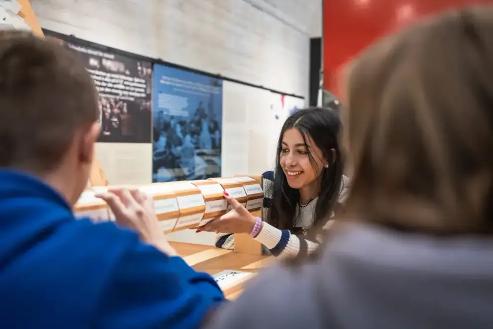 ei jente snurrar på svadageneratoren i utstillinga i Aasentunet