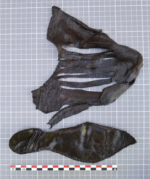 Middelalderskodeler i lær med dekorative utskjæringer funnet ved Bjørvika skole.