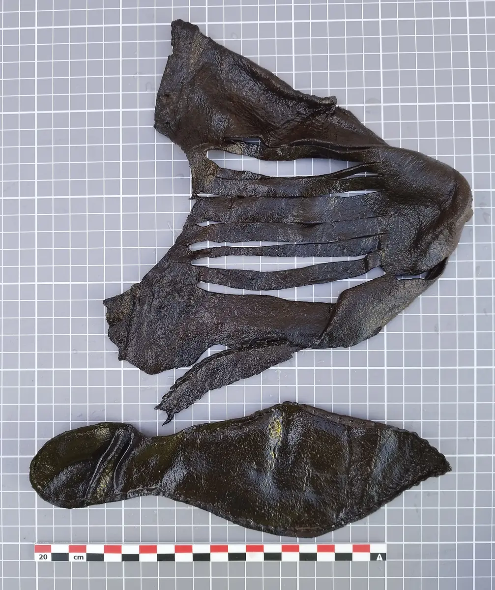 Middelalderskodeler i lær med dekorative utskjæringer funnet ved Bjørvika skole.