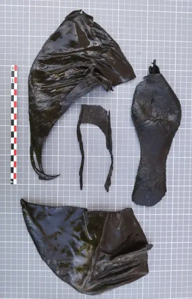 Del av middelaldersko i lær med spiss tupp funnet ved Bjørvika skole.