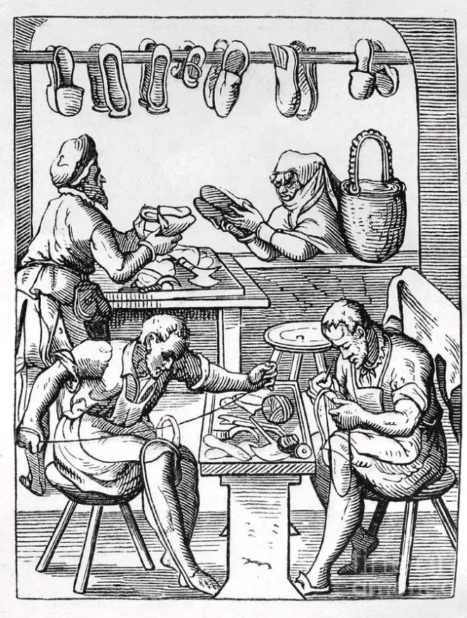 Historisk tresnitt av et skomakerverksted med arbeidere i full aktivitet, fra Jost Ammans håndverkerbok.