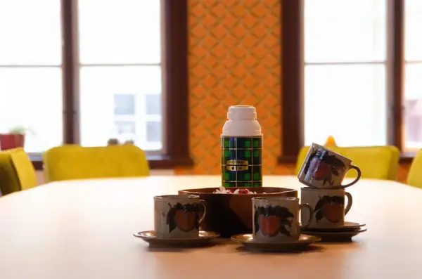 Gårdshuset kaffekoppar på bord