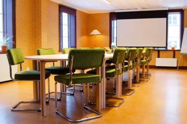 Gårdshuset interiör stolar