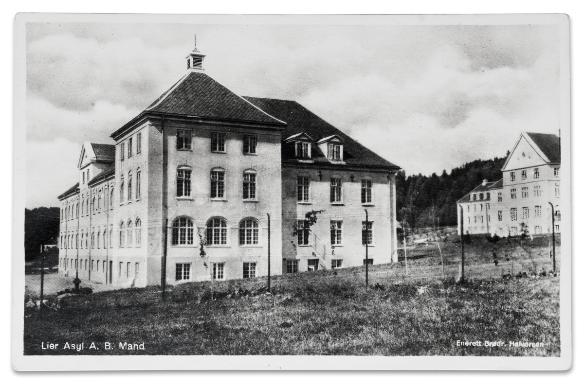 Lier Asyl, den ene av mannsavdelingens tre bygninger ca. 1930. Det var fylkene Vestfold og Buskerud som kjøpte gården Foss der asylet ble reist i årene 1922 – 1926. De første pasientene ble tatt imot 1. februar 1926. Denne bygningen står fortsatt og skal bygges om til leiligheter.