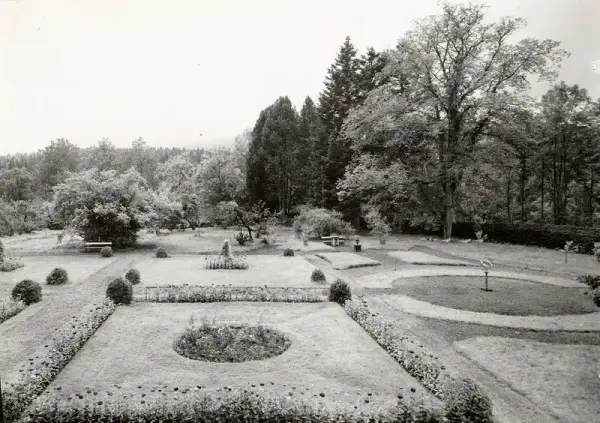 Ett svart-hvitt bilde fra 1946 som viser en stor hage med hekker og grus veier i forskjellige former.