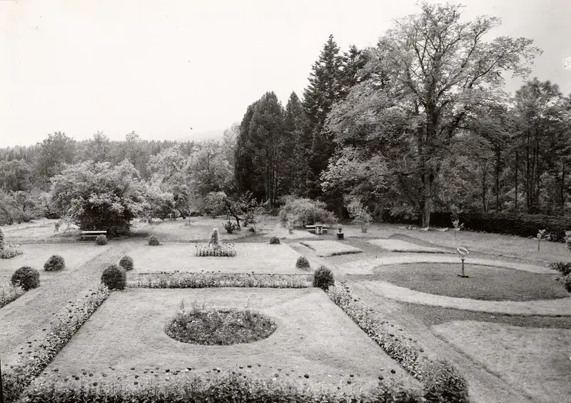 Ett svart-hvitt bilde fra 1946 som viser en stor hage med hekker og grus veier i forskjellige former.