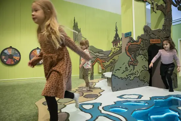 Tre barn i Småfolk som leker