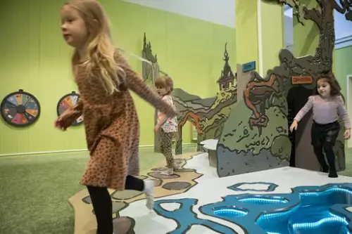 Tre barn i Småfolk som leker