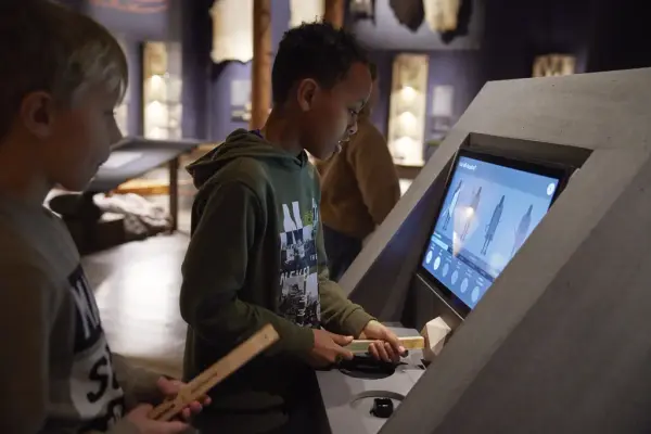 2 barn som spelar crafthunter.