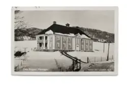 Frogner pleiehjem i Egge. Postkort stemplet 1925. Bygningen sto ferdig i 1921 og erstattet den gamle som brant i 1918. Det nye pleiehjemmet ga plass til 50 beboere og hadde egen sykeavdeling. Gjenreisingen kostet kr 229 269. Denne investeringen og byggingen av syv skoler i Lier i årene 1919-1927, førte til store problemer i sognenes og herredets økonomi.