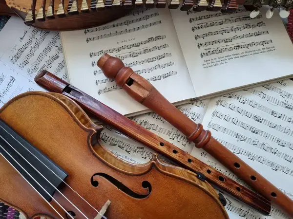 Fiol och flöjter på notblad.