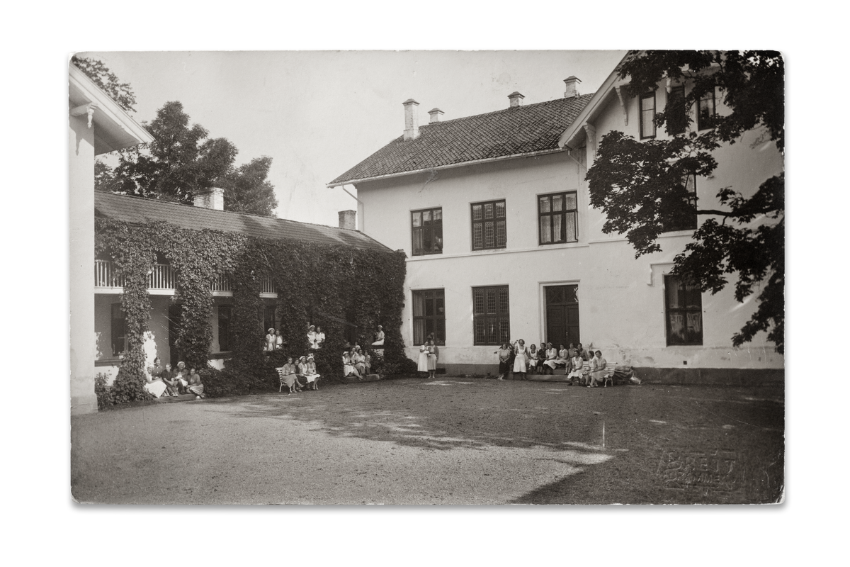 Sjåstad gård. Postkort skrevet i 1940 på den tiden Buskerud fylke drev husmorskolen. Etter formålet skulle den « gi jenter opplæring i alt husarbeid med matstell som forekommer på landet, der en må innrette seg etter årstidene og forholdene på en gård, samt få den nødvendige innsikt i husdyr- og hagestell». Skolen holdt til på gården til 1959.